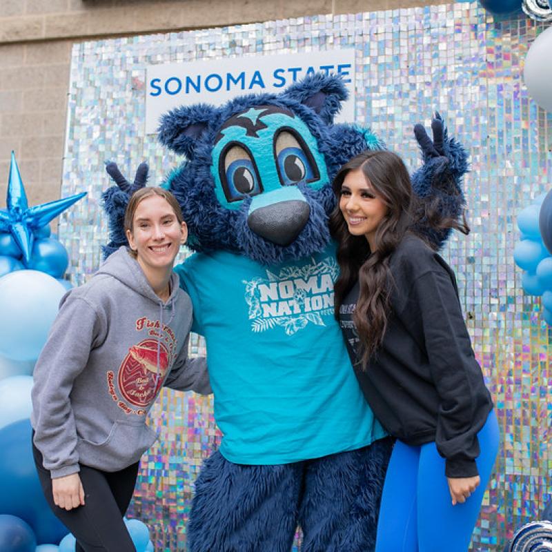 2 new students taking a photo with lobo