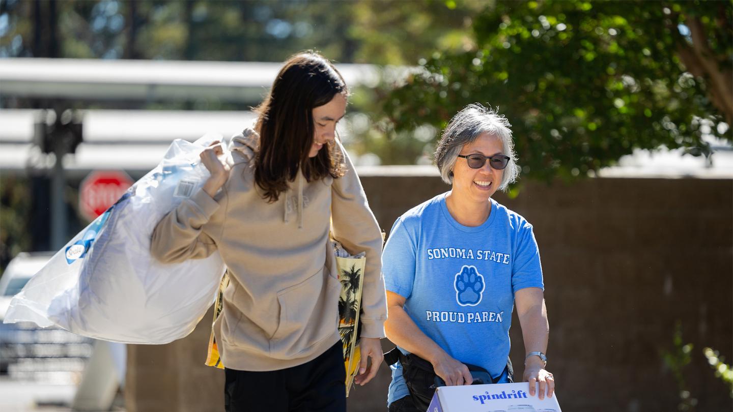 mother helping her daughter move in to SSU
